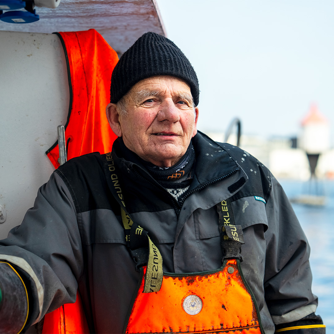 Kokk som strør krydder på mat